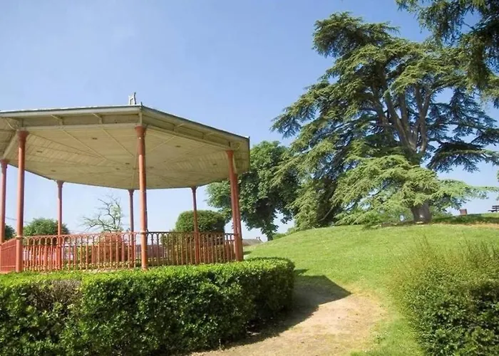 Number 22 - Le Dorat - Apartment One With Garden & Free Parking